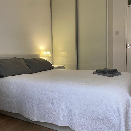 לונדון Bedroom With An Office Desk In A Shared 2 Bedroom Flat Near Canary Wharf מראה חיצוני תמונה