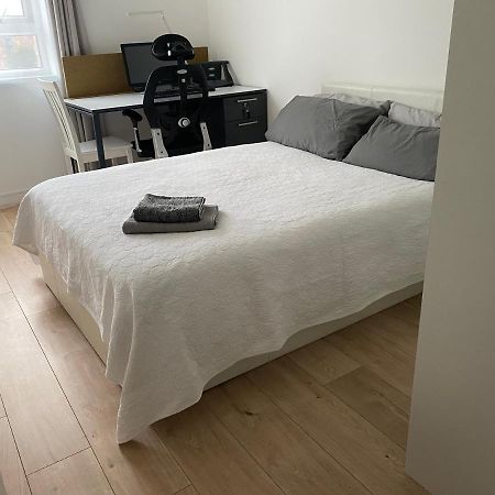 לונדון Bedroom With An Office Desk In A Shared 2 Bedroom Flat Near Canary Wharf מראה חיצוני תמונה