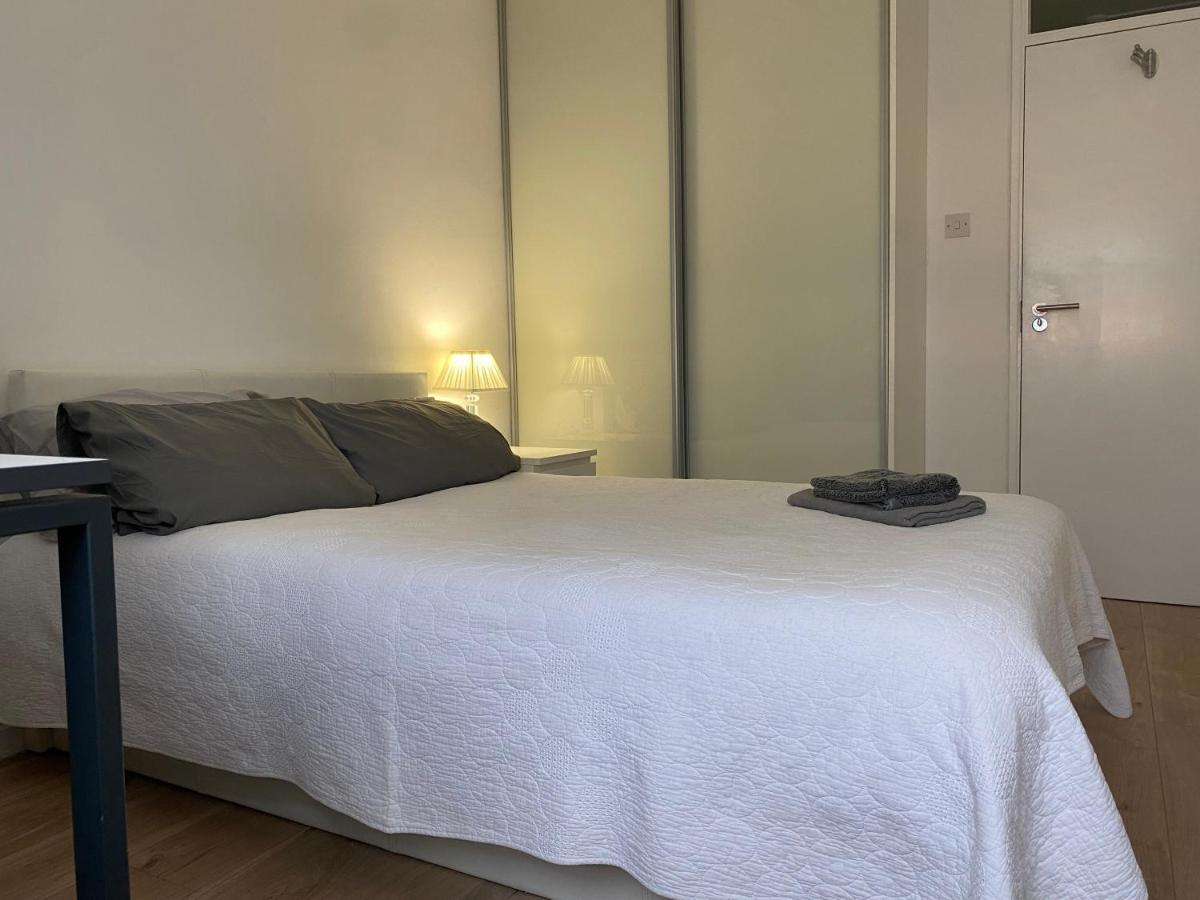 לונדון Bedroom With An Office Desk In A Shared 2 Bedroom Flat Near Canary Wharf מראה חיצוני תמונה