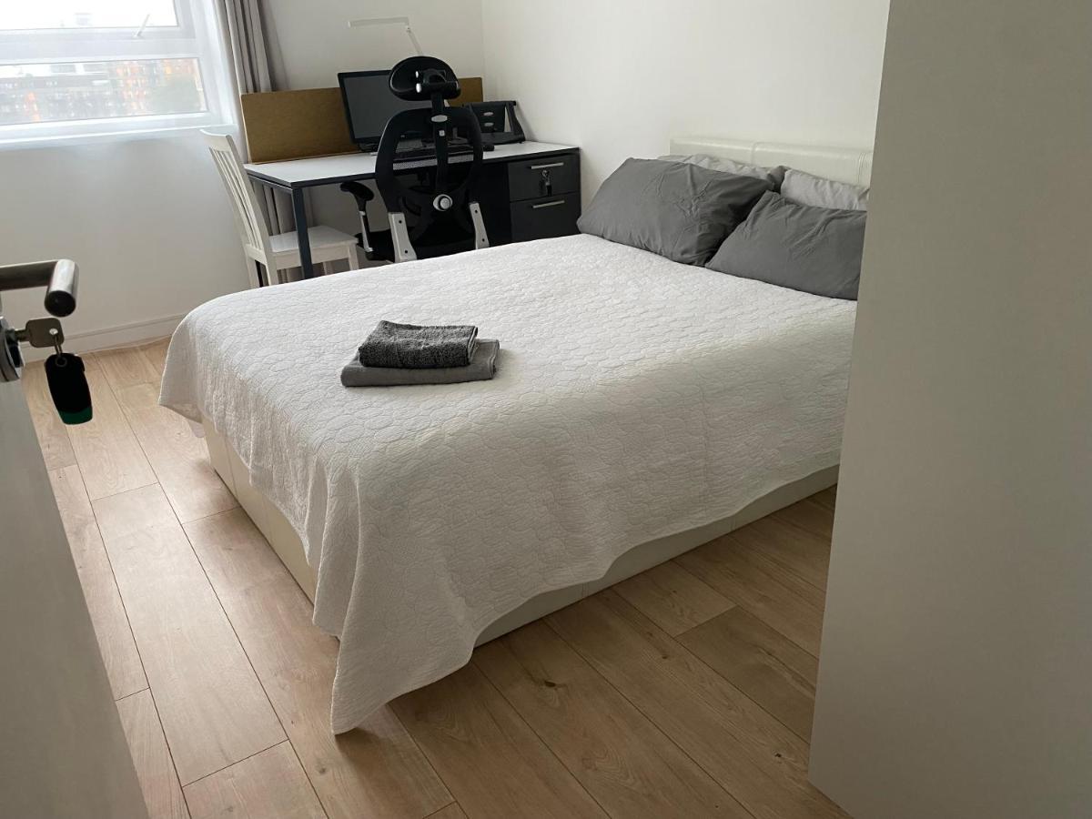 לונדון Bedroom With An Office Desk In A Shared 2 Bedroom Flat Near Canary Wharf מראה חיצוני תמונה