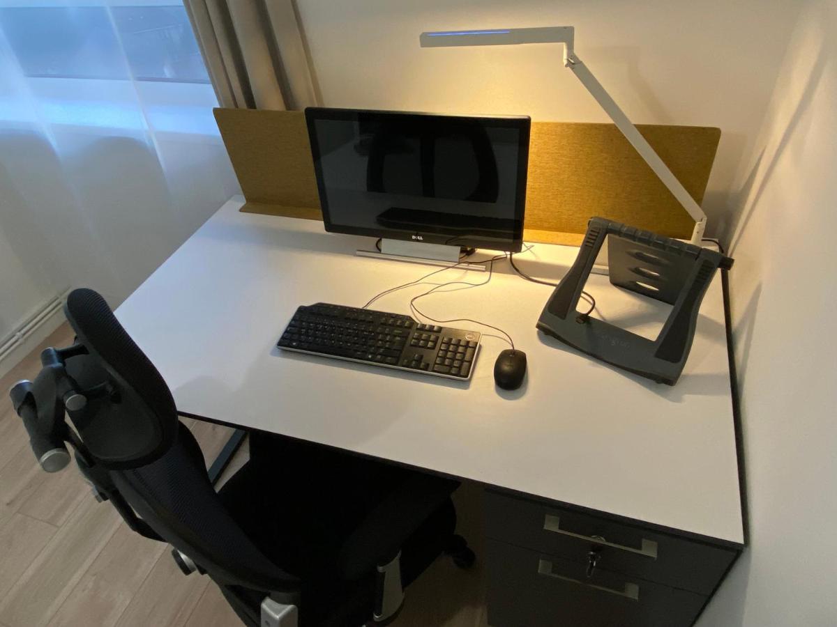 לונדון Bedroom With An Office Desk In A Shared 2 Bedroom Flat Near Canary Wharf מראה חיצוני תמונה