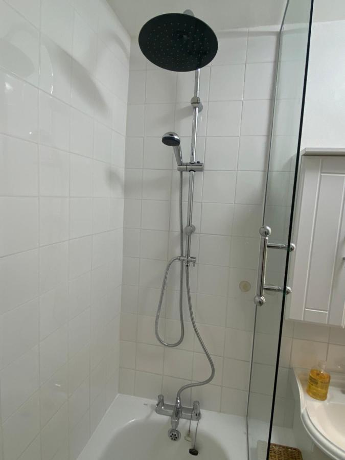 לונדון Bedroom With An Office Desk In A Shared 2 Bedroom Flat Near Canary Wharf מראה חיצוני תמונה