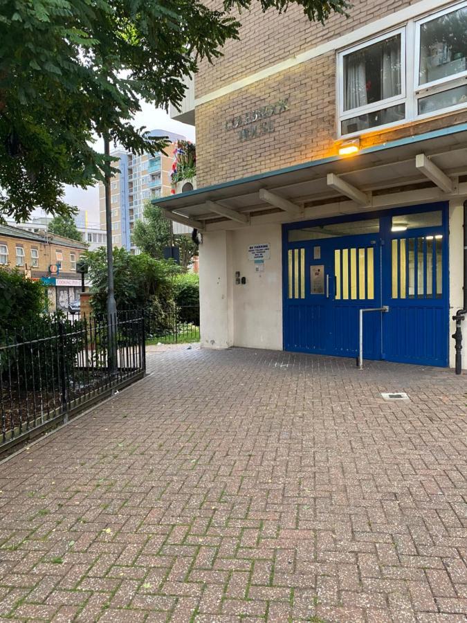 לונדון Bedroom With An Office Desk In A Shared 2 Bedroom Flat Near Canary Wharf מראה חיצוני תמונה
