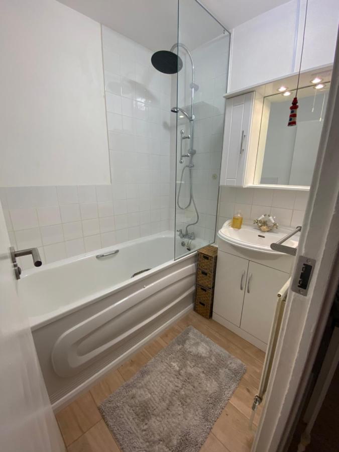 לונדון Bedroom With An Office Desk In A Shared 2 Bedroom Flat Near Canary Wharf מראה חיצוני תמונה