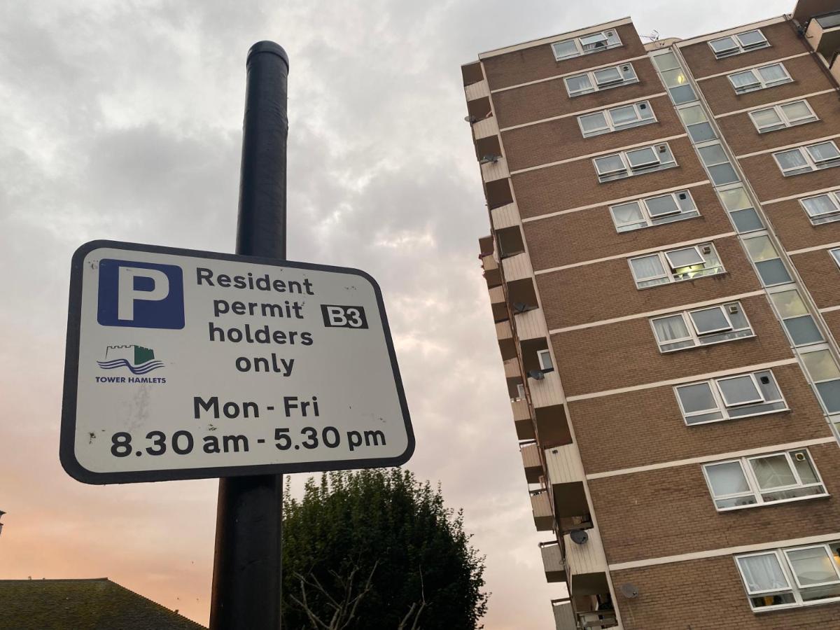 לונדון Bedroom With An Office Desk In A Shared 2 Bedroom Flat Near Canary Wharf מראה חיצוני תמונה